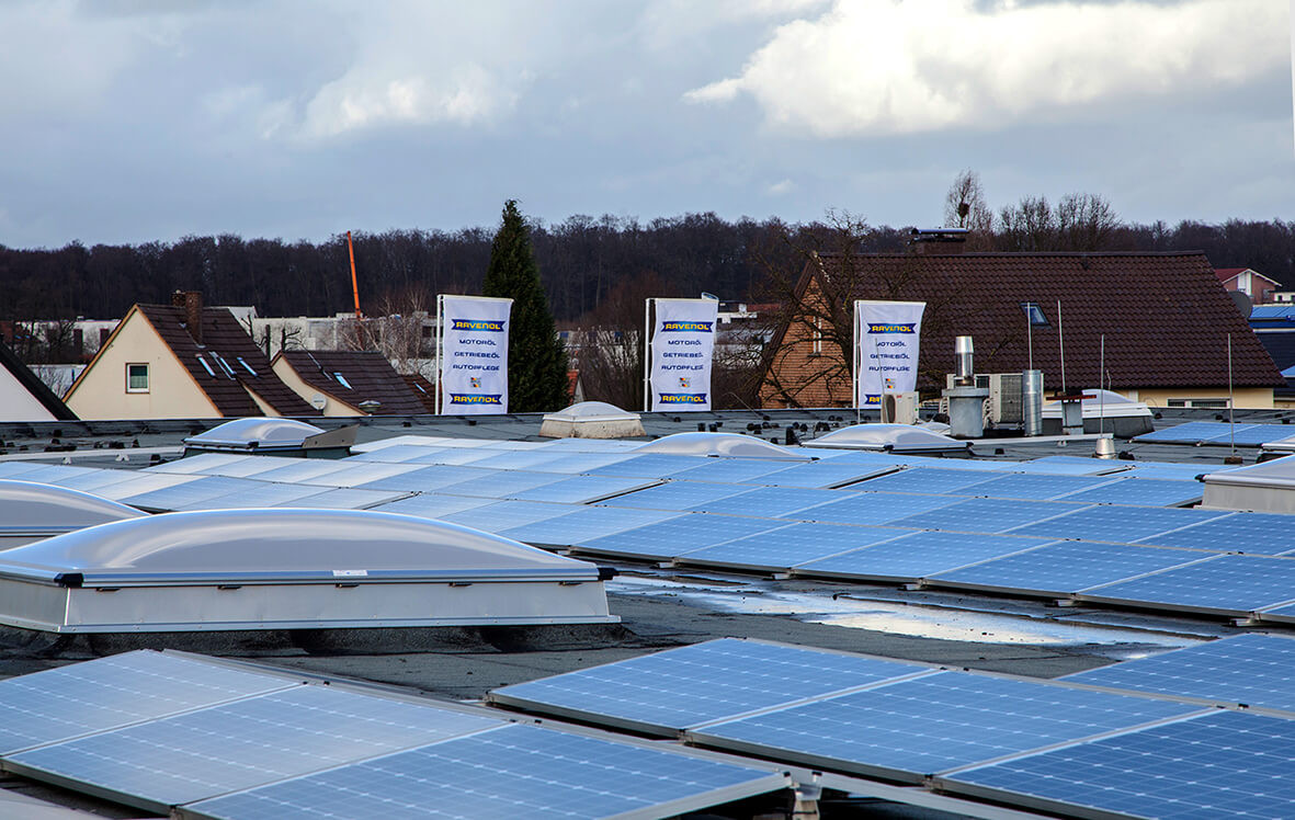 Firmendach mit Solaranlage