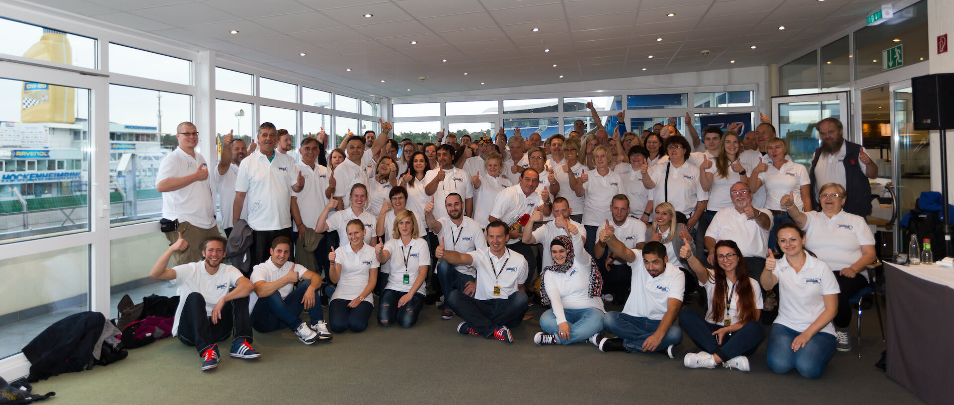 Gruppenbild der Mitarbeiter beim Firmenausflug